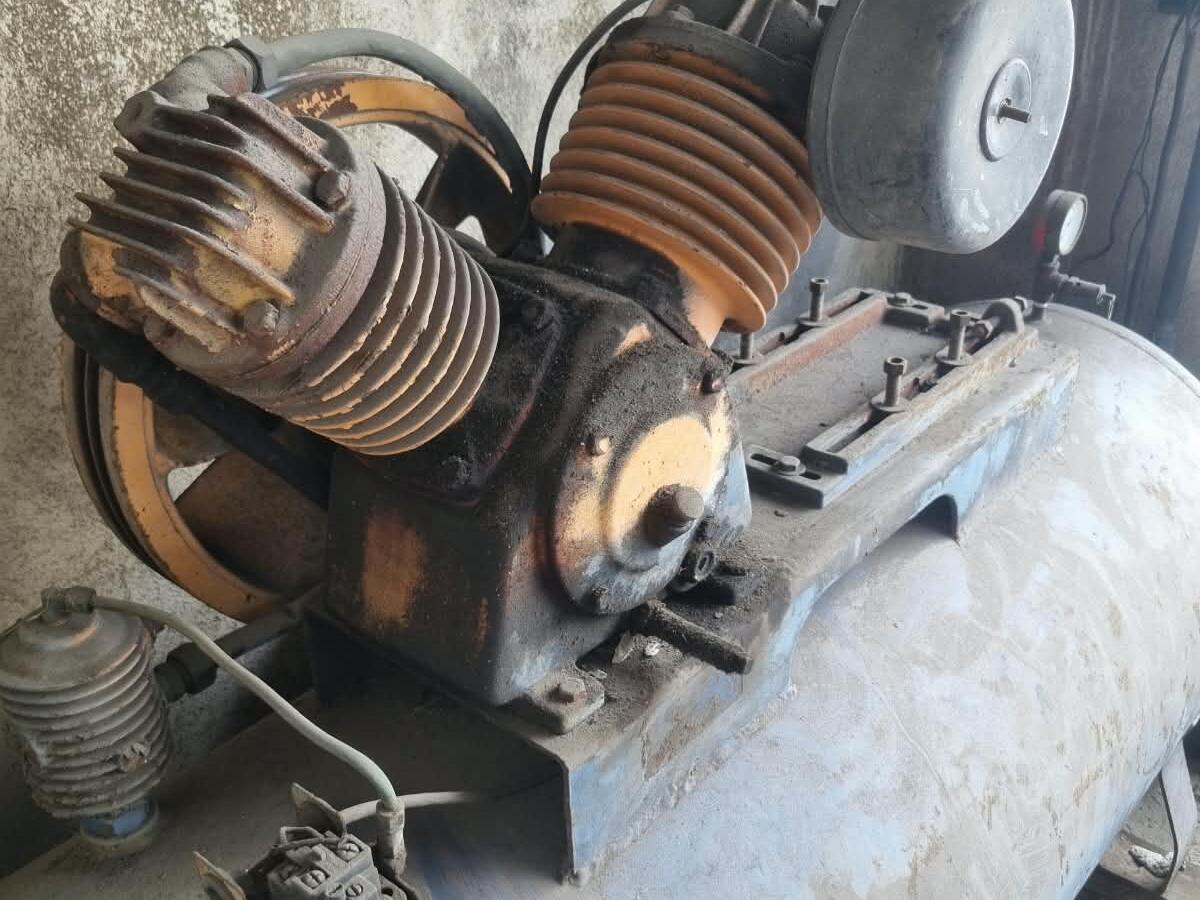 Compressor de pistão oxidado e desgastado antes da reforma feita pela ARM no Rio de Janeiro