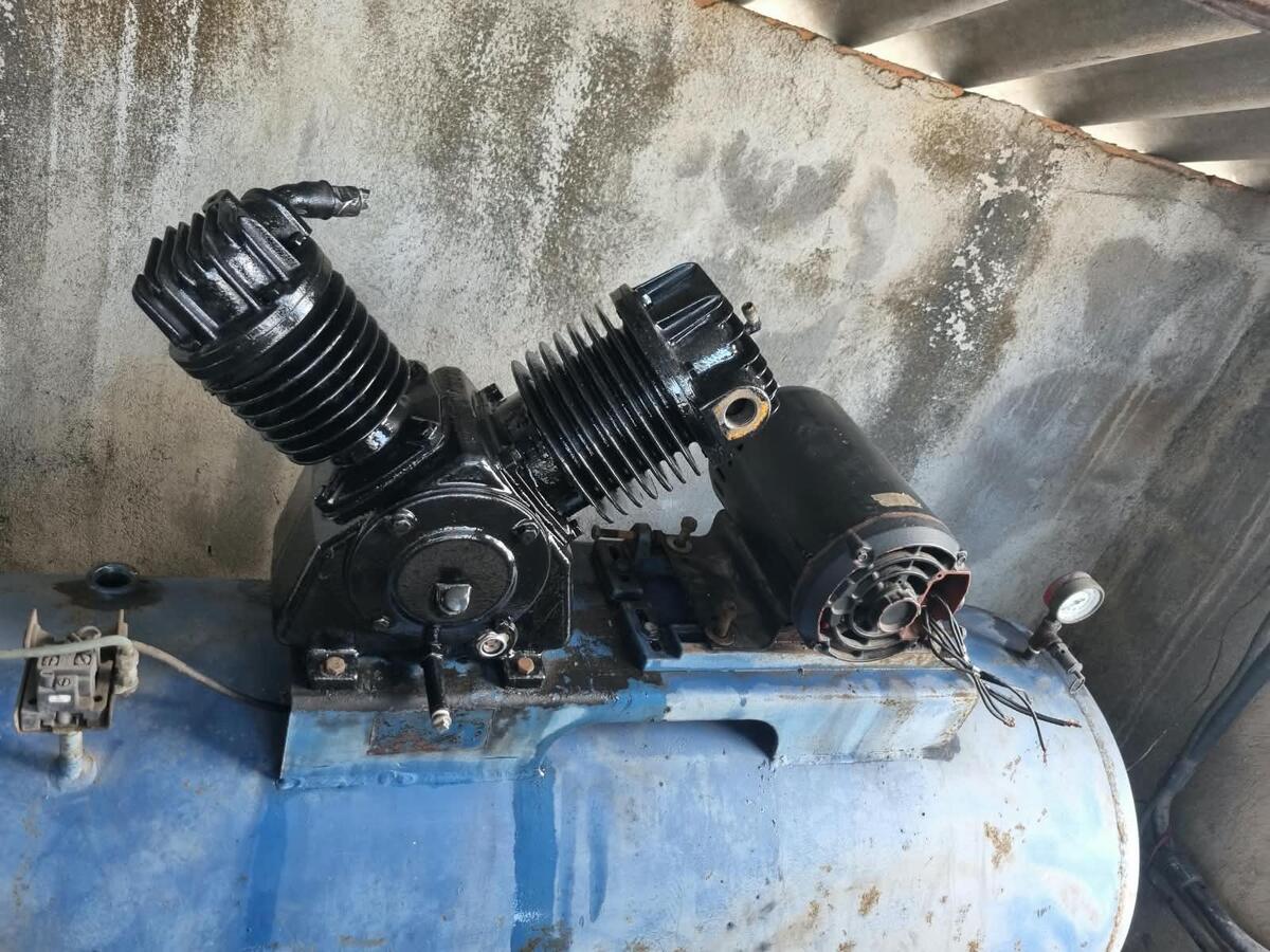 Compressor de pistão reformado, pintado e testado após revisão completa da ARM no Rio de Janeiro