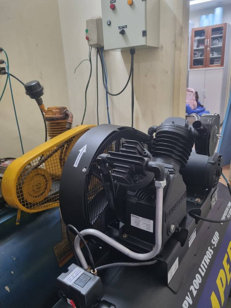 Compressor Chiaperini 200 litros novo instalado ao lado do equipamento antigo substituído