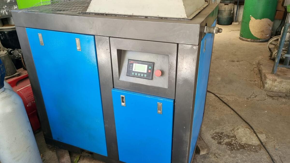 Compressor de ar parafuso em manutenção preventiva pela ARM no Rio de Janeiro