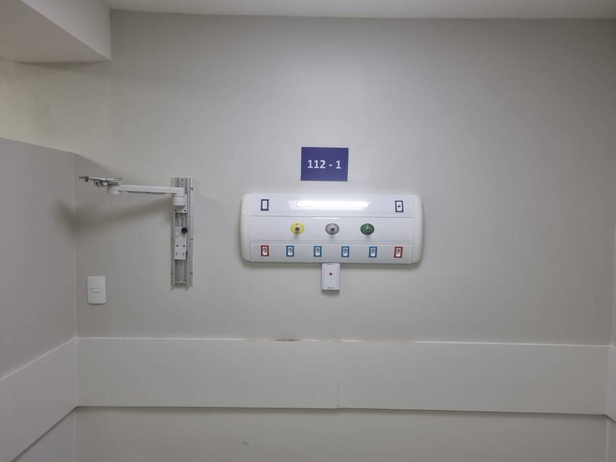 Régua medicinal instalada no leito 112-1 com pontos de ar comprimido, vácuo e oxigênio